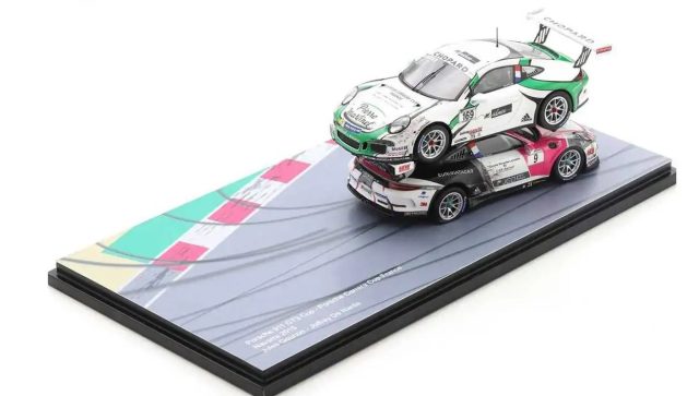 Výrobce zmenšených modelů vdechl život legendární nehodě dvou závodních Porsche z roku 2015