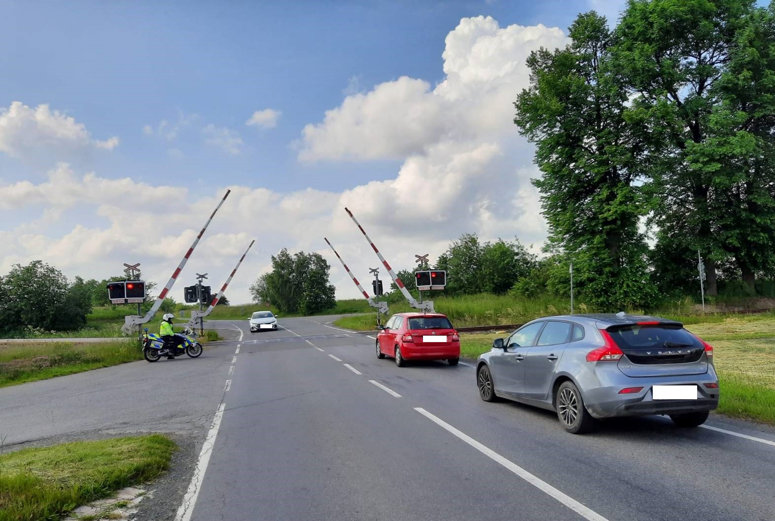 Škoda Auto testuje v infotainmentu varování před vlaky
