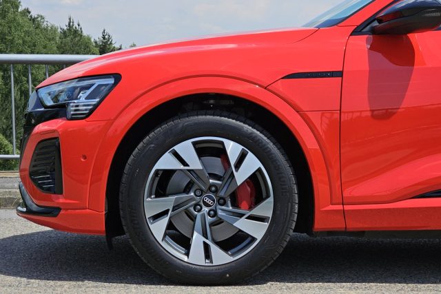 Test Audi Q8 Sportback 55 e-tron quattro | elektromobil (2023)