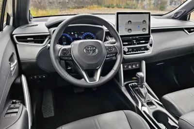 Test Toyota Corolla Cross 2.0 Hybrid e-CVT AWD (2023)