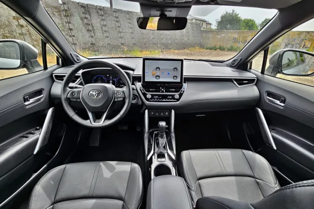 Test Toyota Corolla Cross 2.0 Hybrid e-CVT AWD (2023)