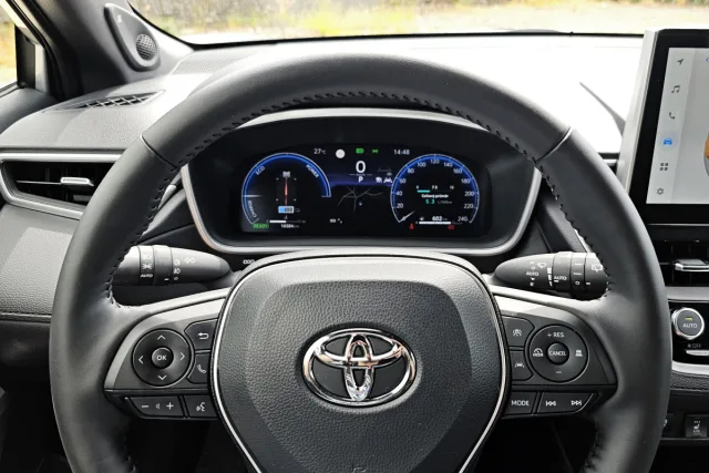 Test Toyota Corolla Cross 2.0 Hybrid e-CVT AWD (2023)