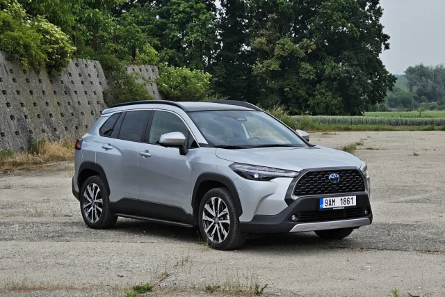 Test Toyota Corolla Cross 2.0 Hybrid e-CVT AWD (2023)
