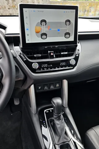 Test Toyota Corolla Cross 2.0 Hybrid e-CVT AWD (2023)