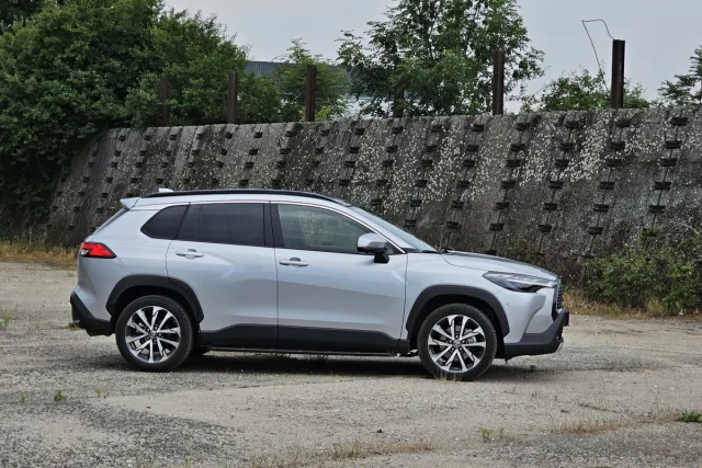 Test Toyota Corolla Cross 2.0 Hybrid e-CVT AWD (2023)