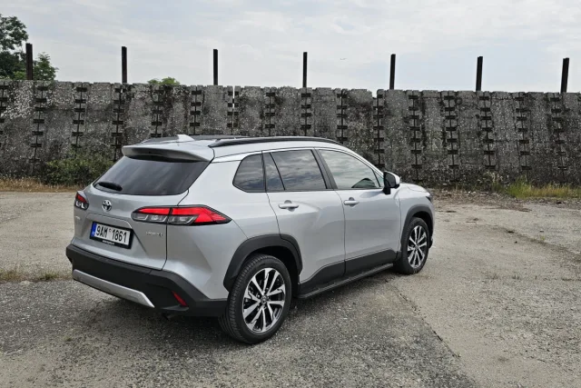 Test Toyota Corolla Cross 2.0 Hybrid e-CVT AWD (2023)