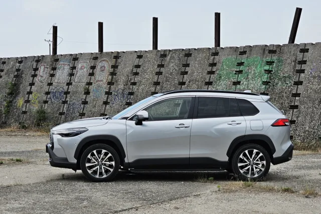 Test Toyota Corolla Cross 2.0 Hybrid e-CVT AWD (2023)