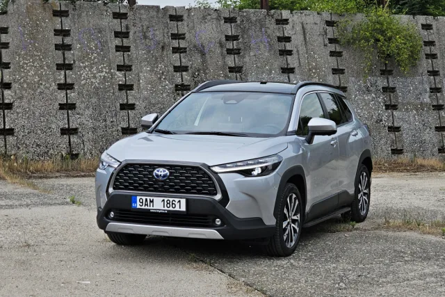 Test Toyota Corolla Cross 2.0 Hybrid e-CVT AWD (2023)