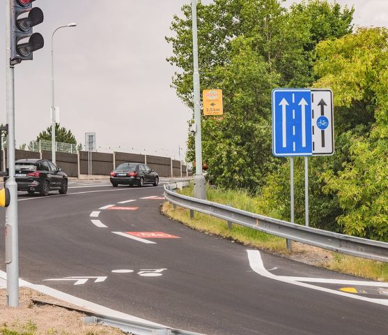 V Praze spustily první semafory reagující na pohyb cyklistů. Jsou součástí rozšíření Rozvadovské spojky