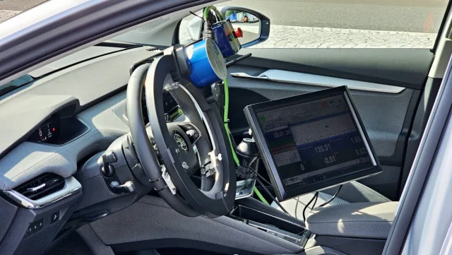 Interiér elektromobilu Škoda Enyaq iV, v němž je v rámci vývoje instalovaný řidič-robot
