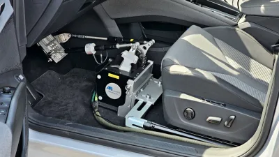 Interiér elektromobilu Škoda Enyaq iV, v němž je v rámci vývoje instalovaný řidič-robot