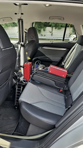 Interiér elektromobilu Škoda Enyaq iV, v němž je v rámci vývoje instalovaný řidič-robot