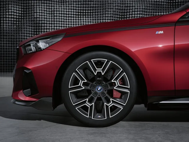 BMW řady 5 Sedan s díly BMW M Performance Parts