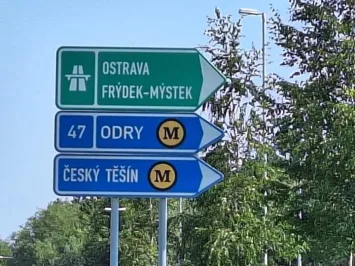 Dopravní značka s hrubkou ze silnice po výsměchu rychle zmizela. Před instalací ji přitom vidělo několik lidí