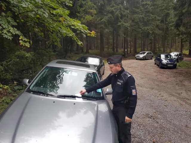 Chystáte se na houby? Dejte pozor, kde zaparkujete. V krajním případě můžete dostat pokutu až 100 000 Kč