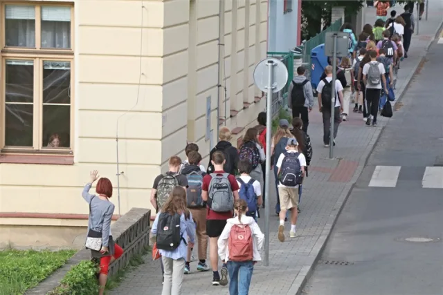V Radotíně spustí projekt školní ulice. Auta budou mít ke školám zákaz vjezdu