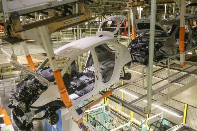 Požár haly u Žebráku už má dopady na automobilový průmysl. Toyotě chybí díly a omezuje výrobu