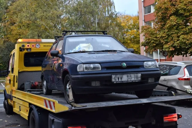 Ostrava tvrdě řeší vraky zaparkované v ulicích. Někdy stačí majitele upozornit, jindy přijde na řadu odtah