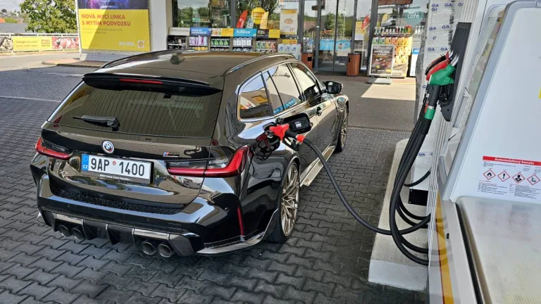 Proč prémiový benzin není jen „dražší stejná věc“ aneb co umějí aditiva