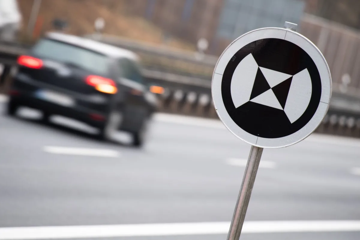 A road sign for autonomous vehicles pictured on the Autobahn 93 motorway near Wolnzach, Germany, 15 December 2016. The black-and-white signs serve as reference points for self-driving cars, and are initially being set up along the Holledau motorway junction along the A9 and A93. Photo: Matthias Balk/dpa | usage worldwide (Photo by Matthias Balk/picture alliance via Getty Images)