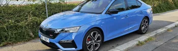 parkovani_na_chodniku-skoda_octavia_rs