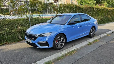 parkovani_na_chodniku-skoda_octavia_rs