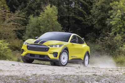 Ford Mustang Mach-E Rally vypadá jako tréninkové auto závodníků. Objednat si ho můžete i vy