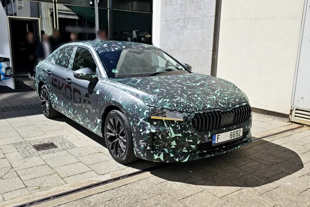 Maskovaný prototyp Škody Superb v Mnichově