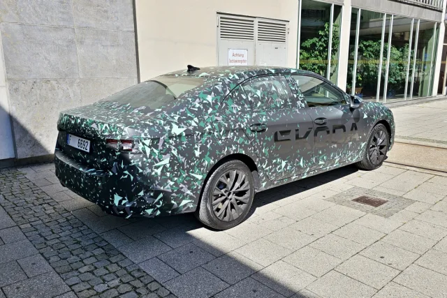 Maskovaný prototyp Škody Superb v Mnichově