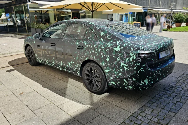 Maskovaný prototyp Škody Superb v Mnichově