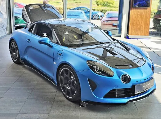 Do ČR dorazil první Alpine A110 R. Karbonem nešetří, hmotností naopak překvapivě hodně
