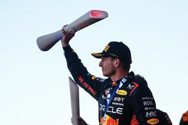 F1 rozdává trofeje, které se po polibku vítěze rozsvítí v jeho národních barvách