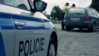 Předjíždět policejní auto rychlostí bezmála 160 km/h se řidiči škodovky nevyplatilo. Přijde o řidičák