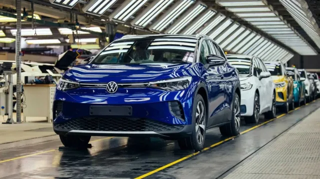 Odbory VW se zbláznily. Místo škrtů požadují okamžité zvýšení platů zaměstnanců