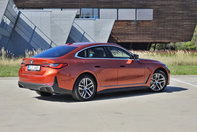 Test BMW i4 eDrive35 | elektromobil (2023)