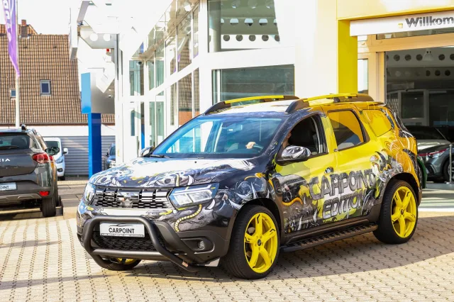 Dacia Duster jako tuningová stavba vypadá divoce. Dostala snížený podvozek a 20″ kola