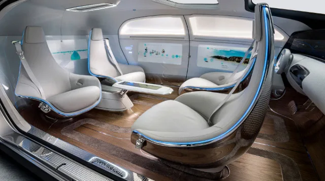 Mercedes-Benz počítá s tím, že z řidičů budou časem jen pasažéři. Kvůli autonomním autům vyvíjí i speciální airbag
