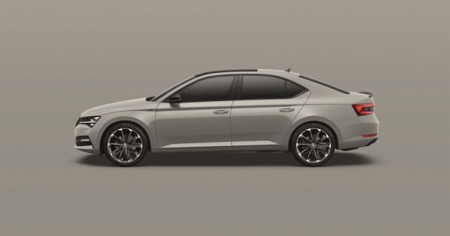 Škoda Superb v barvě Bussines Grey