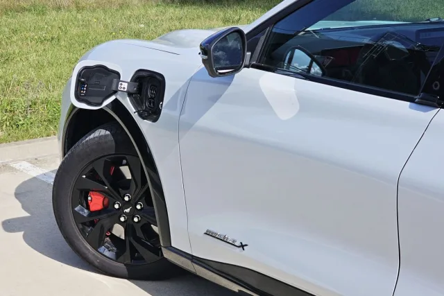 Test Ford Mustang Mach-E Extended RWD | elektromobil (2023)