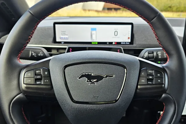 Test Ford Mustang Mach-E Extended RWD | elektromobil (2023)