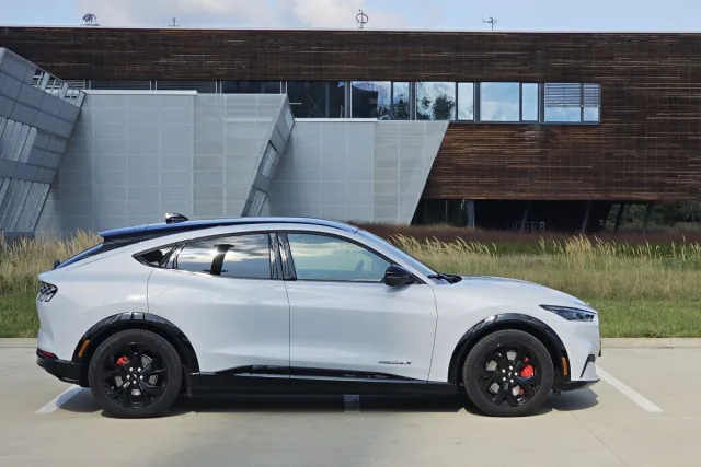 Test Ford Mustang Mach-E Extended RWD | elektromobil (2023)