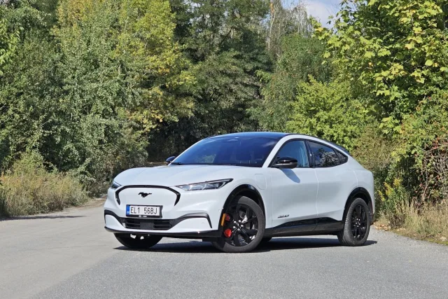 Test Ford Mustang Mach-E Extended RWD | elektromobil (2023)
