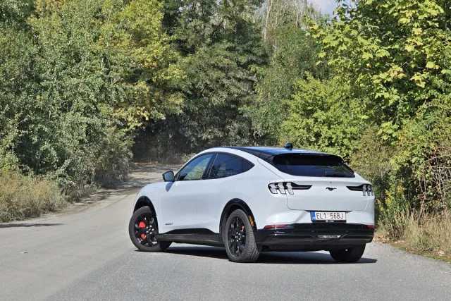 Test Ford Mustang Mach-E Extended RWD | elektromobil (2023)