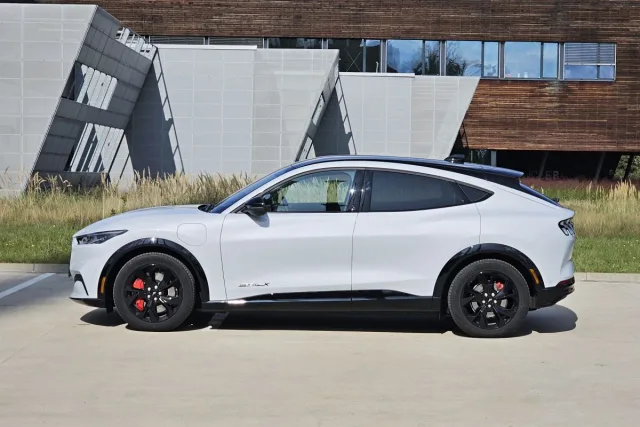 Test Ford Mustang Mach-E Extended RWD | elektromobil (2023)