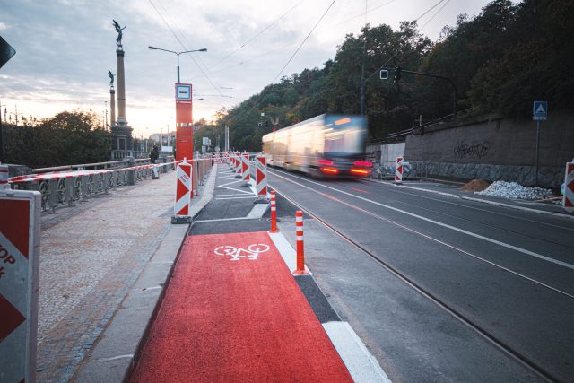 Cyklisté se budou muset na pražském Čechově mostě chovat jako řidiči osobáku. Mohou za to tramvaje