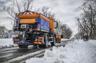 Víte, jak se chovat při setkání se silničáři? Na předjíždění zapomeňte a obrňte se trpělivostí