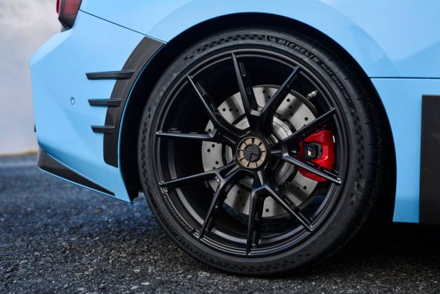 BMW M2 Coupé s koly s centrální středovou maticí z programu BMW M Performance Parts