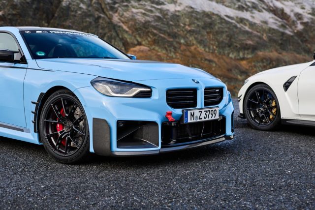 BMW M2 Coupé a BMW M3 Touring s koly s centrální středovou maticí z programu BMW M Performance Parts