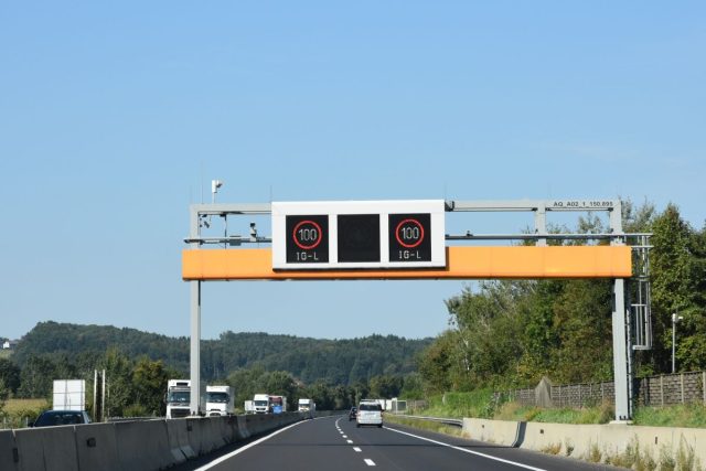 rakousko-dalnice-dopravni_znacka-ig-l-omezeni_rychlosti-100_kmh