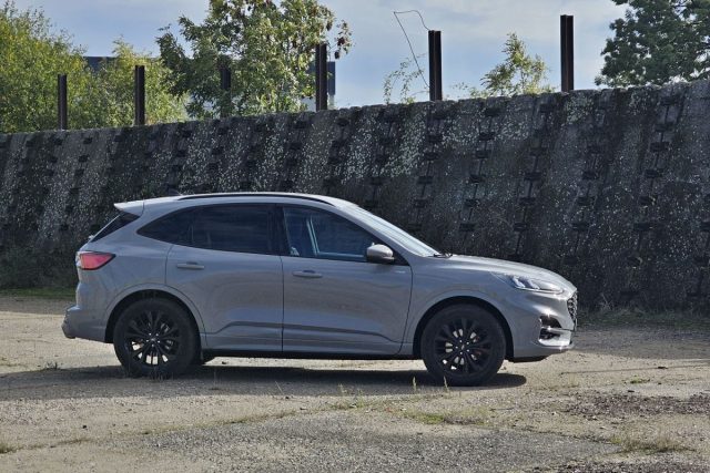 Test Ford Kuga Graphite Tech 2.5 Duratec Hybrid AWD (2023)